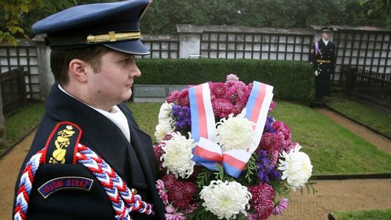 Kytice a věnce s trikolórou. Zde domov můj.