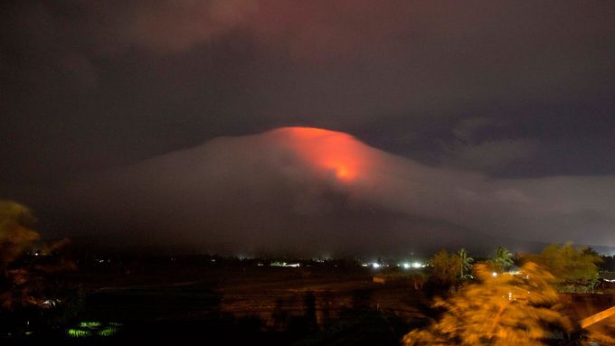 Filipínská sopka Mayon hrozí mocnou erupcí.