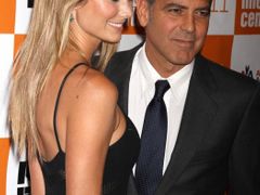 Premiéra filmu The Descendants - George Clooney a Stacy Keibler