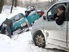 V Karlovarském kraji napadlo 27. ledna od půlnoci místy až 30 centimetrů sněhu. Všechny vozovky byly sjízdné, ale kde zapomněli řidiči na opatrnost, tak jako nedaleko Fojtova na cestě z Karlových Varů do Nejdku, mohli přesto skončit v příkopě.