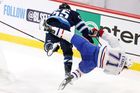 Drtivý hit na závěr duelu ve Winnipegu, střelce Canadiens museli odvézt na nosítkách