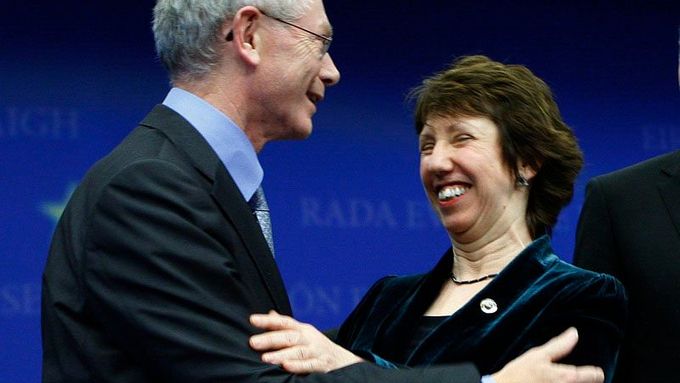 Herman Van Rompuy a Catherine Ashtonová si navzájem gratulují, stali se dvěma ze tří nejdůležitějších lidí ve strukturách EU.