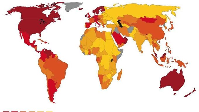 Mapa světa podle životní spokojenosti obyvatel - čím tmavší barva, tím jsou šťastnější.
