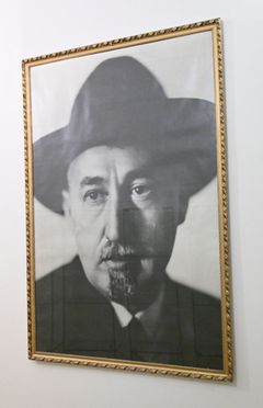 Portrét Jiřího Mahena v budově knihovny.
