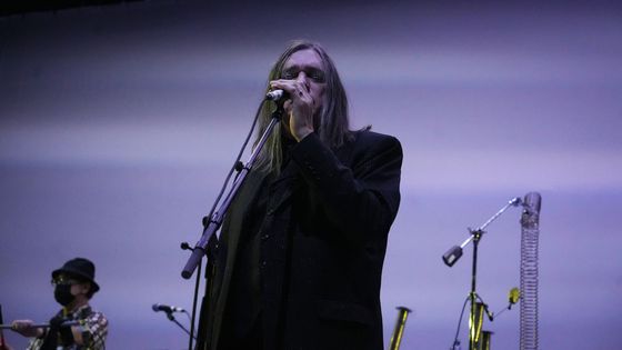 „Dlouho jsme se neviděli!“ kynul frontman Blixa Bargeld publiku.