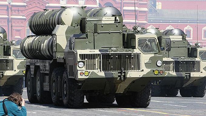 Vozy s protiletadlovými raketami na vojenské přehlídce v Moskvě. Ilustrační foto.