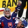 Laco a Kopecký sledují puk v utkání Finsko - Slovensko