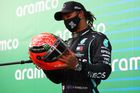Lewis Hamilton slaví triumf ve Velké ceně Eifelu formule 1 s helmou Michaela Schumachera v rukou
