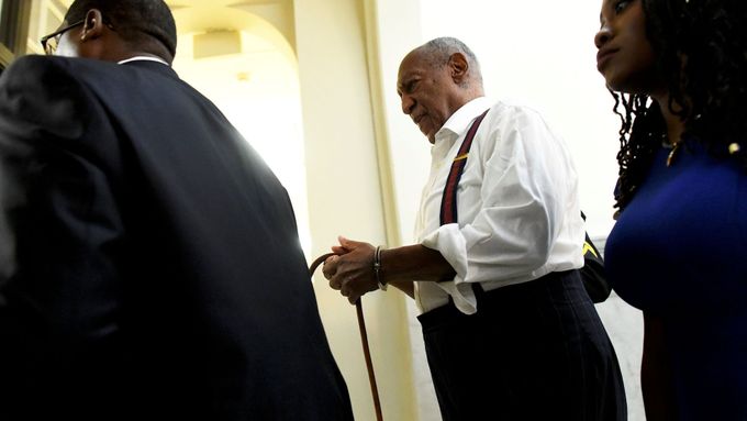 Vinen. Bill Cosby ochází v poutech od soudu.