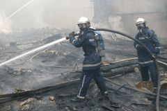 V Jaroměři hoří přádelna. Škoda jde do desítek milionů