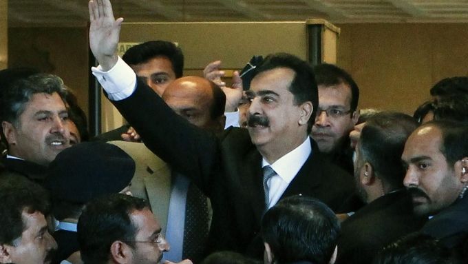 Pákistánský premiér Júsuf Ráz Gílání mává příznivcům po příjezdu k nejvyššímu soudu.