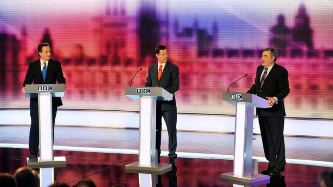 Trojice mužů, kteří chtějí být britským ministerským předsedou, se utkala v poslední volební debatě. Zleva doprava: šéf konzervativců David Cameron, lídr liberálních demokratů Nick Clegg a předseda labouristů (také současný premiér) Gordon Brown.