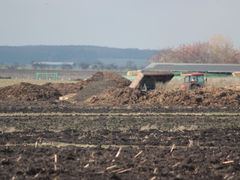 11. března: traktor vyklápí v poli za Lužcem dávku zvířecího odpadu.