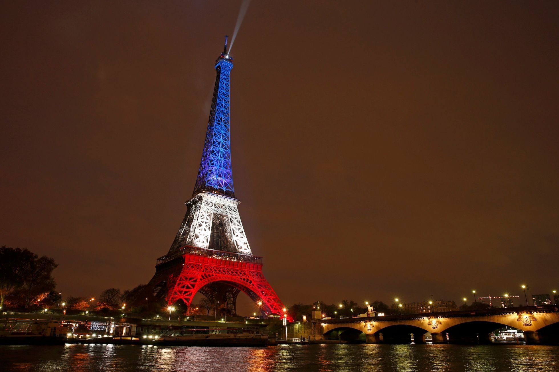 Pařížská Eiffelova věž se rozsvítila v barvách francouzské trikolóry