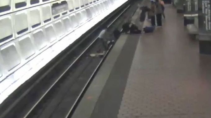 Záchrana vozíčkáře v metru