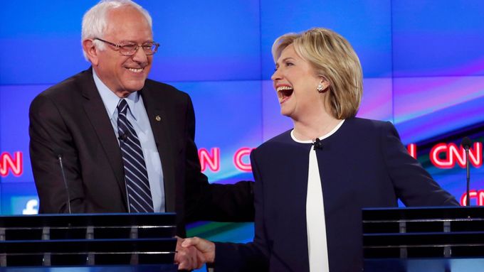 Hillary Clintonová si podává ruce s Bernie Sandersem během první předvolební debaty demokratických kandidátů na prezidenta USA.