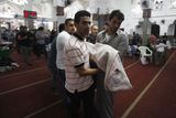 Příznivci Muhammada Mursího přinášejí mrtvé a zraněné do jedné z káhirských mešit.