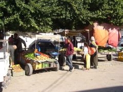 Další prodavači ovoce a zeleniny v Sídí bú Zíd.
