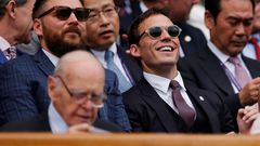 Herec Sam Claflin na zápase Karolíny Plíškové ve 2. kole Wimbledonu