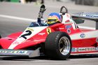 Rodák z kanadského Saint-Jean-sur-Richelieu má závodní geny v těle. Jeho otcem je totiž bývalý pilot F1 Gilles Villeneuve. V jeho Ferrari 312 T3 se Jacques svezl před třemi lety v rámci Grand Prix Kanady.