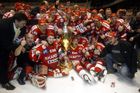 Hokejisté Slavie oslavují zisk titulu v roce 2003