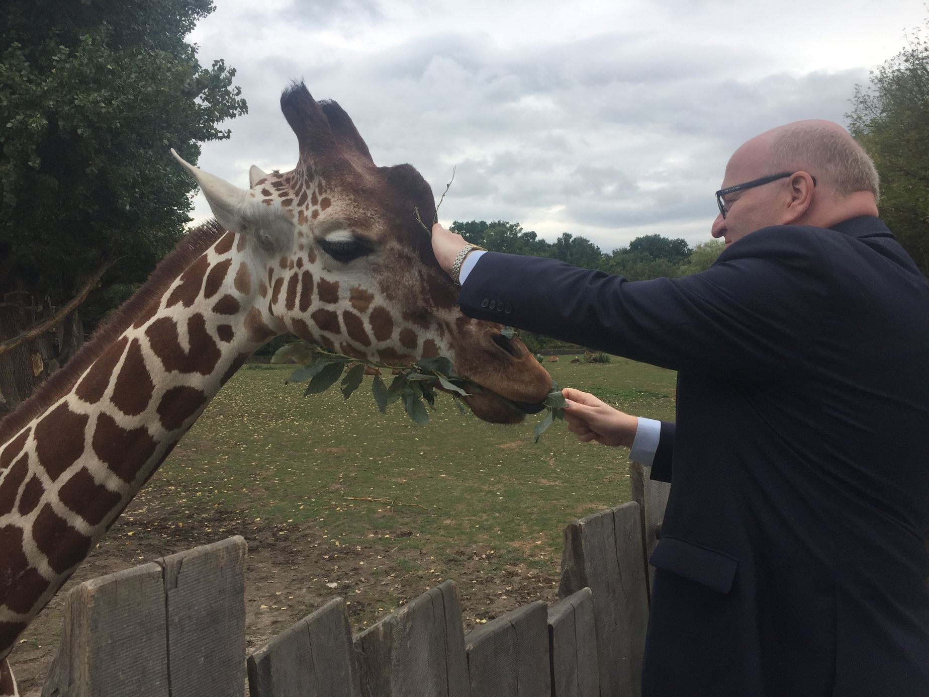Ministr kultury Daniel Herman při návštěvě dvorské zoo.