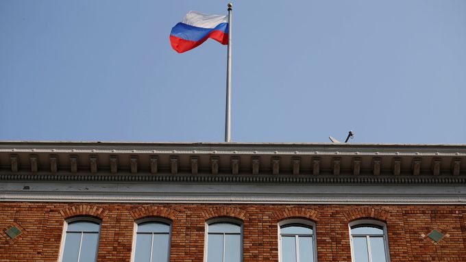 Vlajka na střeše ruského generálního konzulátu v San Francisku.