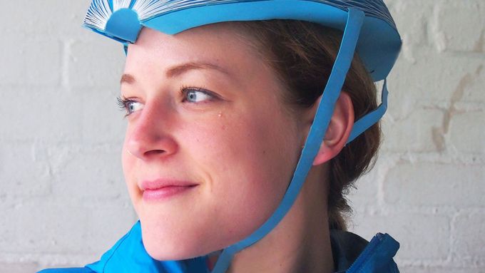 Obrazem: Vynálezy pro cyklisty – papírová přilba, helma s blinkry a cyklokompas