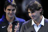 Během něj se na sebe usmívali i dva největší favorité, Rafael Nadal (v popředí) a Roger Federer. Švýcar je podle mnohých větším favoritem na vítězství v Londýně, ale světovou jedničkou je Nadal.