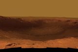 A toto je kráter Santa Maria, který se nachází na planetě Mars. Pro srovnání - kráter má velikost fotbalového hřiště, zachycen byl panoramatickou kamerou Pancam.
