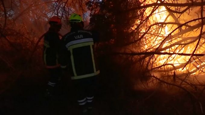 Požár ohrožuje přímořské letovisko Saint-Tropez. Hasičům se ho nedaří zkrotit