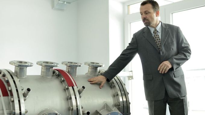 Pedagog Vysoké školy chemicko-technologické v Praze Aleš Pícha ukazuje experimentální anaerobní reaktor, který slouží k výzkumu čistoty vody.