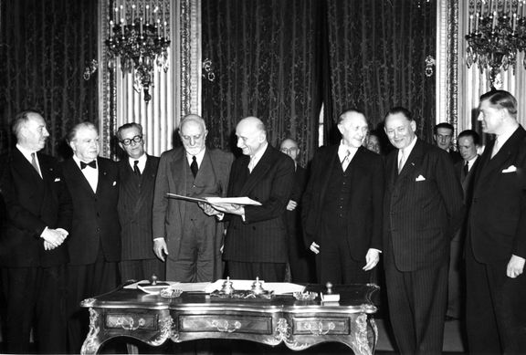 Ministři zahraničí šesti zemí 18. dubna 1951 podepisují takzvanou Pařížskou smlouvu sjednávající Evropské společenství uhlí a oceli.