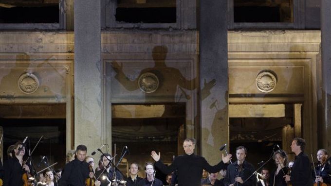 Koncert věnoval dirigent ruským a osetským obětem konfliktu.