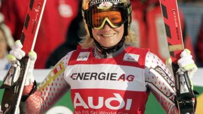 Renate Götschlová se raduje z vítězství v Super G v Reiteralmu.