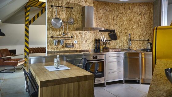 Rekonstrukce půdního bytu: nová zeď působí záměrně staře a oprýskaně. Většina detailů je z kovu