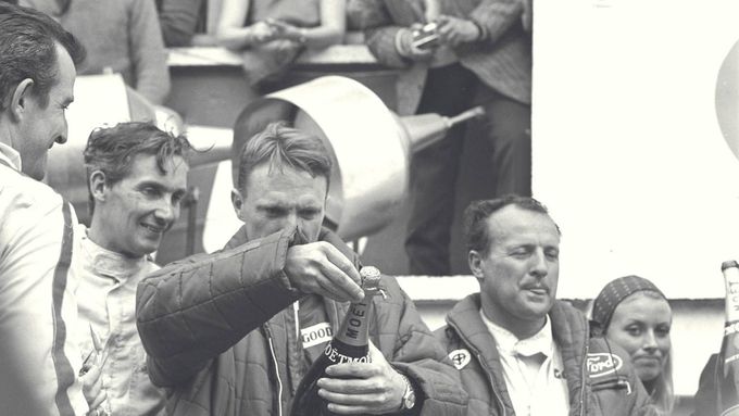 Dan Gurney se šampaňským slaví vítězství v v Le Mans 1967.