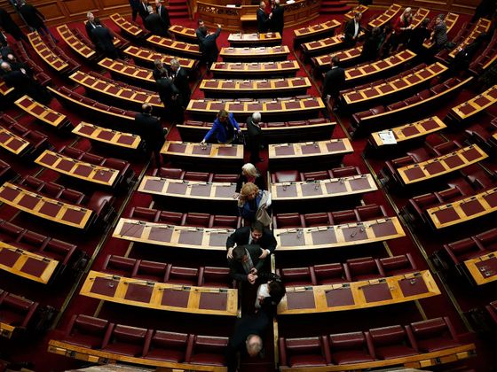 Řecký parlament Řečtí poslanci opouštějí po hlasování parlament.