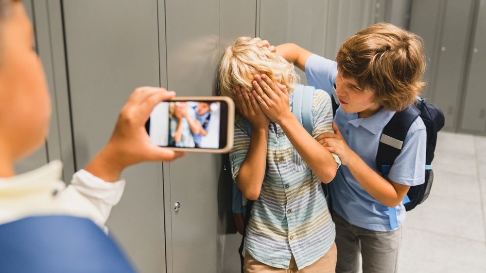 Internet přinesl více výzev nejen náctiletým, ale také mladším dětem. Čelí obrovskému množství znepokojivých zpráv, tvrdí autorka knihy Začni si věřit Lisa M. Schabová.