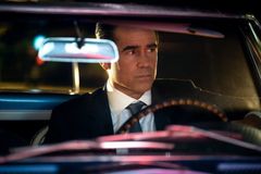 Recenze: Colin Farrell skládá poctu noiru. Seriál si pohrává s dějinami Hollywoodu