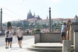 Začíná série tropických veder. Teploty se dnes v Praze přehouply přes 30 °C a v následujících sedmi dnech se budou pohybovat kolem 35 °C . Lidé by měli v horkých dnech myslet na doplňování tekutin.