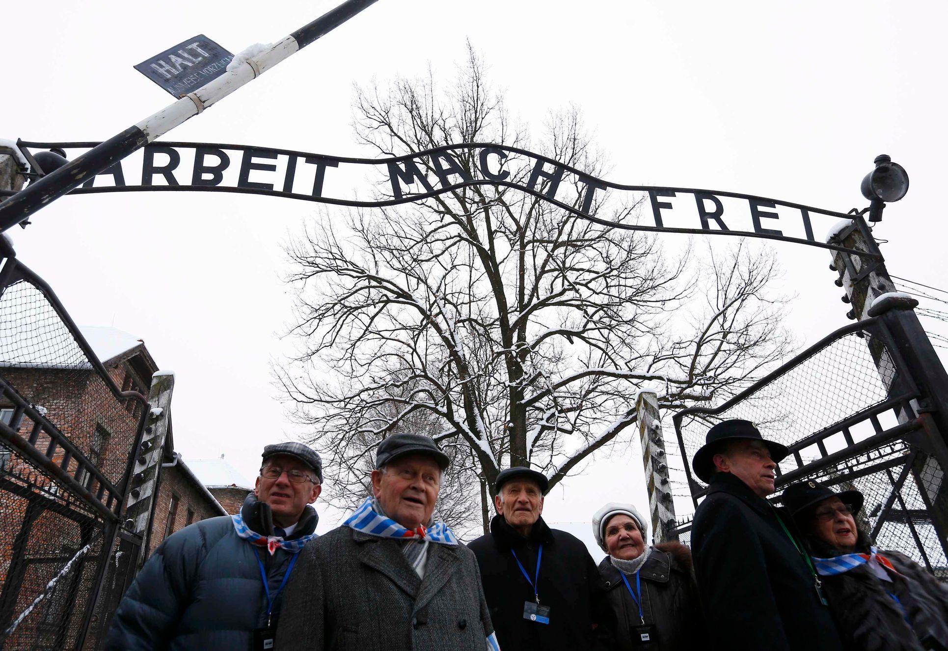 Přeživší vězni přijeli do Osvětimi připomenout památku obětí holokaustu.
