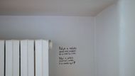 Děti si místnosti "zkrášlují" různými nápisy.