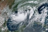 Satelitní snímek zachycuje bouři Barry, jak se blíží k pobřeží Louisiany. Fotka pochází z pátku.