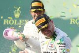 Valtteri Bottas a Lewis Hamilton začali sezonu pro Stříbrné šípy ideálně, ziskem double.
