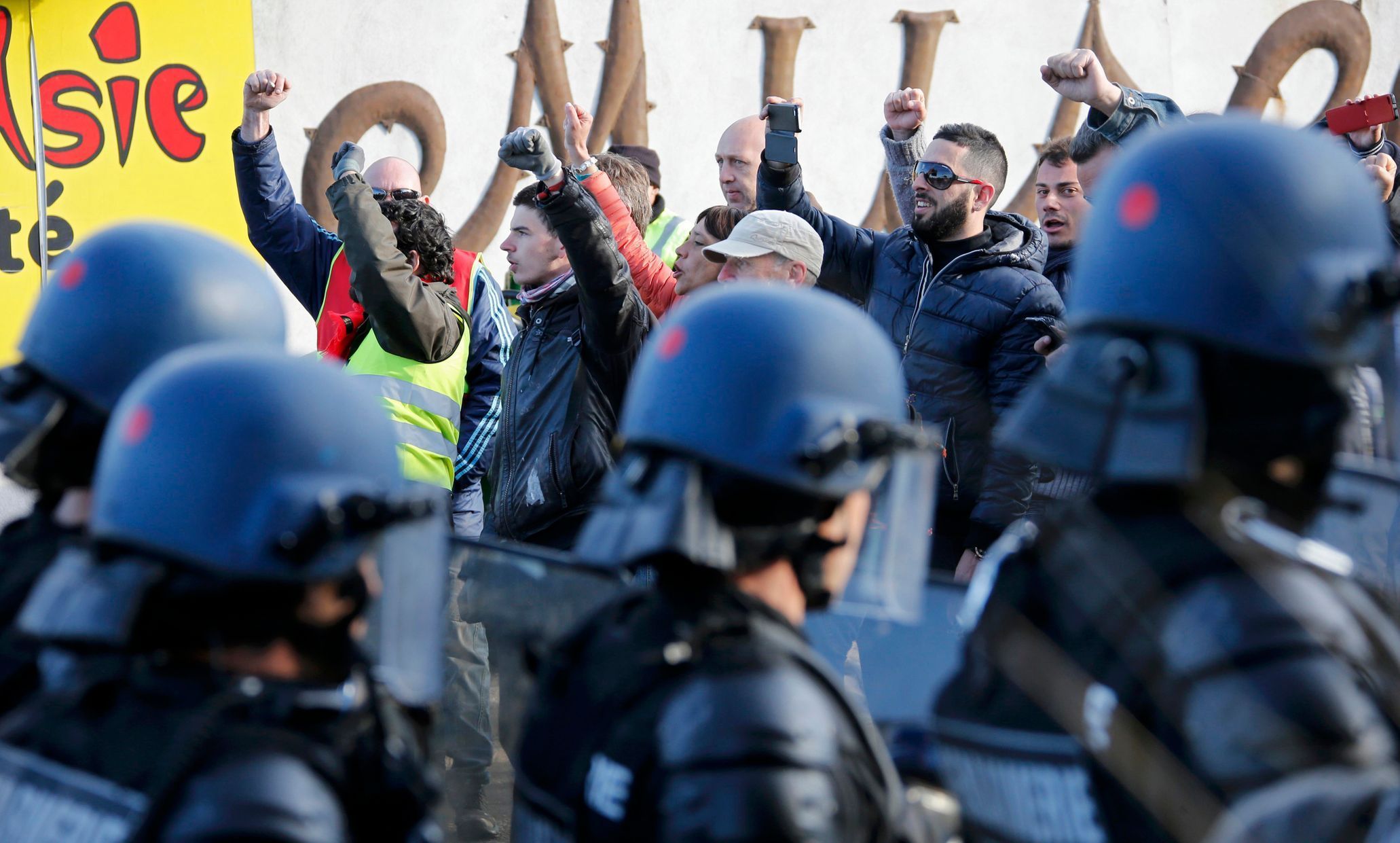 Francouzská policie vyklidila přístupové silnice k rafinerii kousek od Marseille a zakročila proti protestujícím.