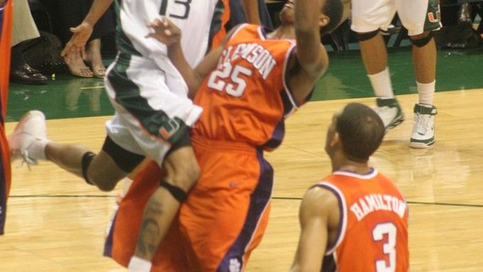 Guillermo Diaz skóruje v dresu univerzitního týmu v Miami.