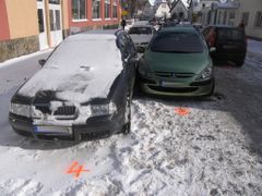 Řidička vozidla Škoda Roomster dostala v Humpolci smyk, který nezvládla a narazila do zaparkovaného osobního vozidla Škoda Octavia. Poté bylo vozidlo odraženo a narazilo do protijedoucího osobního automobilu Peugeot 307. Nehoda se obešla bez zranění. Hmotná škoda 10.000 korun.