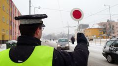 Ostrava pod sněhem - policajt