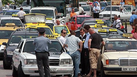 Pražští taxikáři blokují cestu na letiště. Podívejte se, jak to na místě vypadalo.